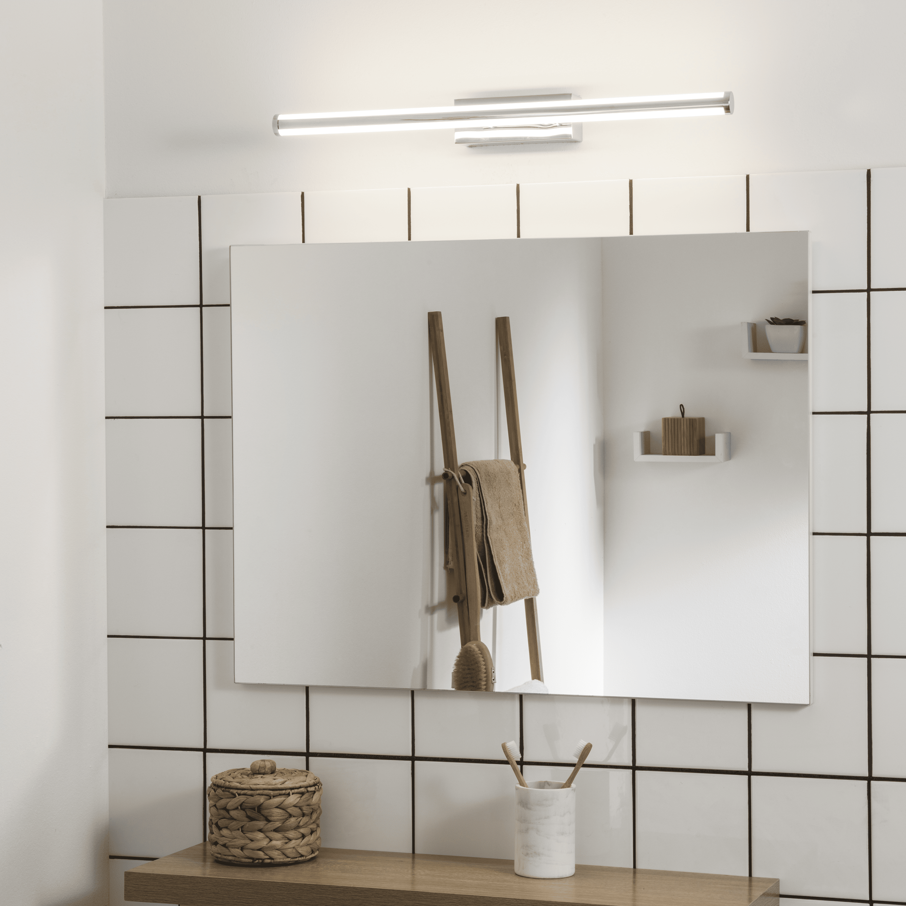 Aplike Specchio Decorativo da Parete con Luce Led Frontale Neutra (4000K) Specchio Rettangolare Modello Berlin | Facile Installazione - Dimensioni 60 x 70 cm